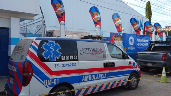 Personal de Servimed en sitio durante un evento empresarial