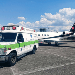 Equipo médico especializado de Servimed preparando un traslado aéreo