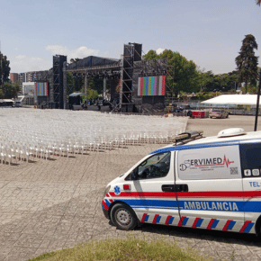 Personal de Servimed en sitio durante la cobertura de un evento