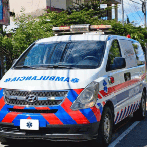 Paciente acompañado por personal de Servimed durante un traslado largo