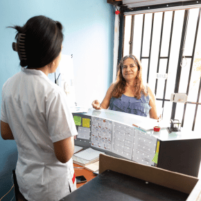 Personal médico de Servimed durante una consulta a domicilio