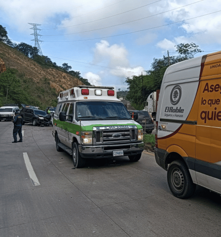 Personal de Servimed atendiendo a un paciente dentro de la ambulancia